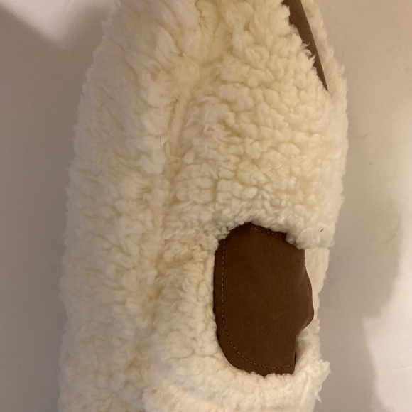 NWT Pavilion Gift Co. - The Comfort Collection cream color sherpa slippers, OS - Picture 6 of 7